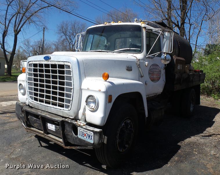 image for item DB7175 1982 Ford L9000 tank truck