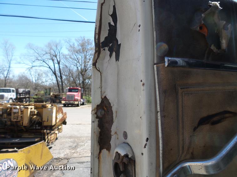 image for item DB7175 1982 Ford L9000 tank truck