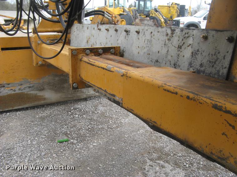 image for item DC2291 2003 CMI PS3302 placer spreader