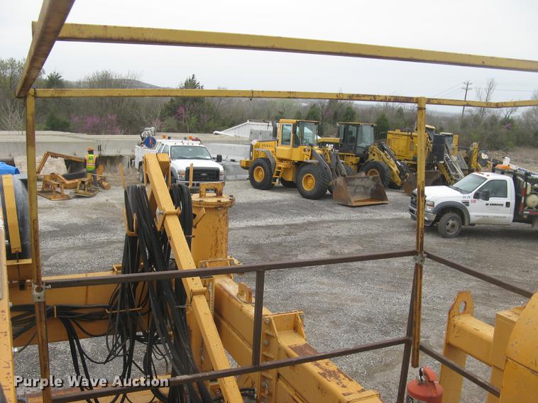 image for item DC2291 2003 CMI PS3302 placer spreader