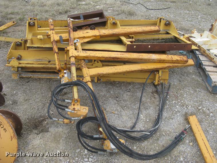 image for item DC2291 2003 CMI PS3302 placer spreader