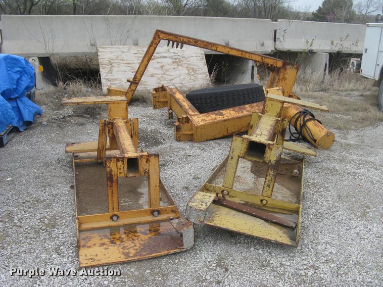 image for item DC2291 2003 CMI PS3302 placer spreader