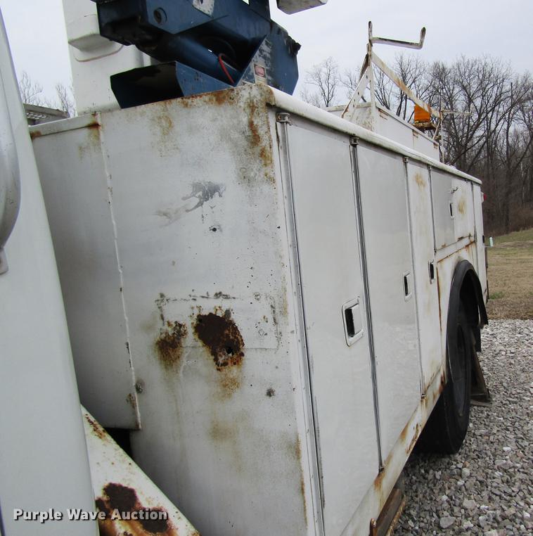 image for item DC4339 1994 International 4900 bucket truck