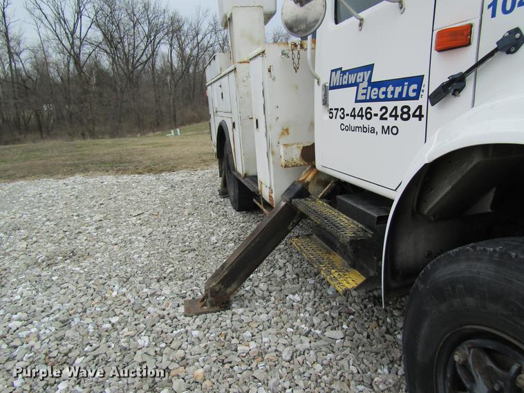 image for item DC4339 1994 International 4900 bucket truck