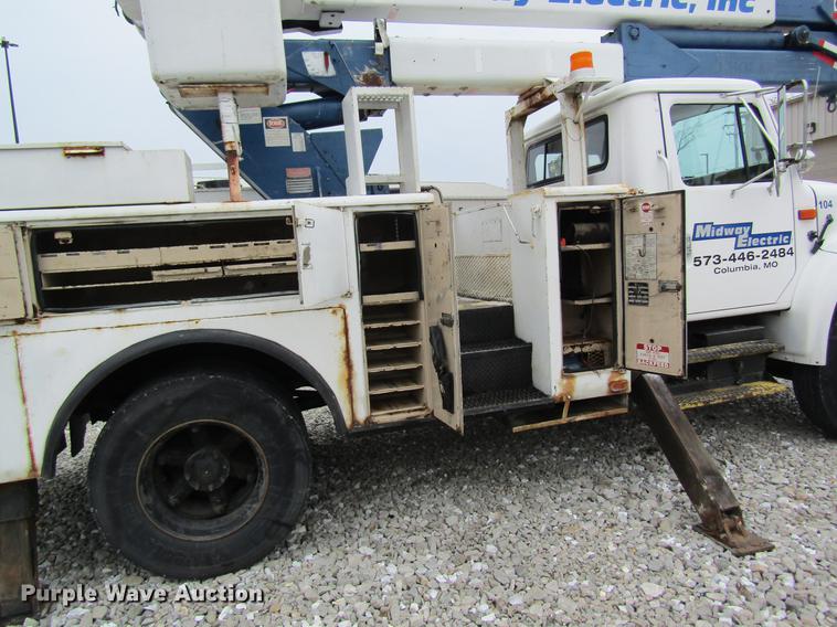 image for item DC4339 1994 International 4900 bucket truck