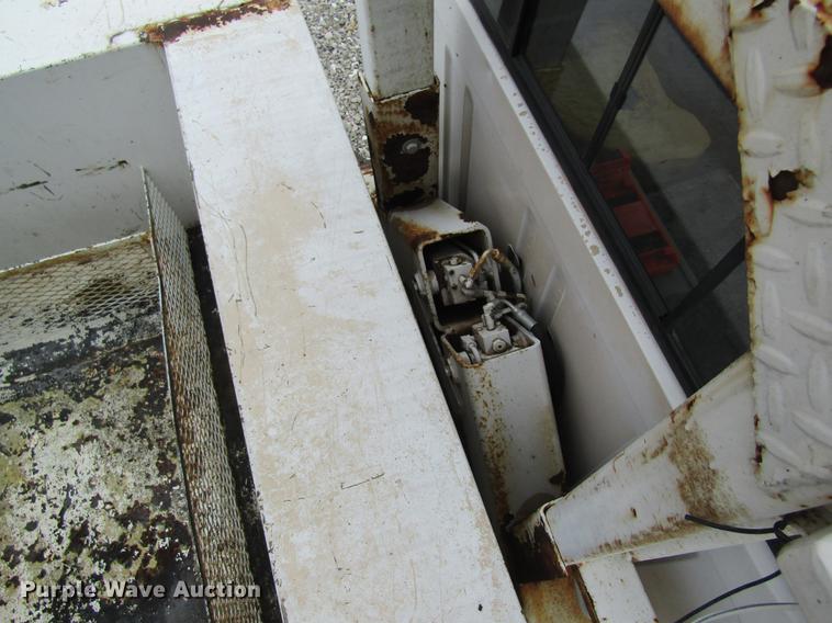 image for item DC4339 1994 International 4900 bucket truck