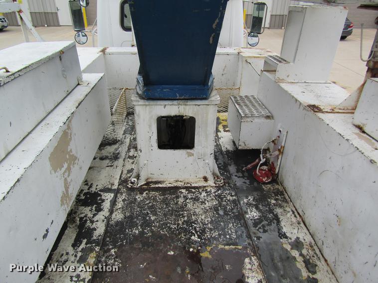 image for item DC4339 1994 International 4900 bucket truck