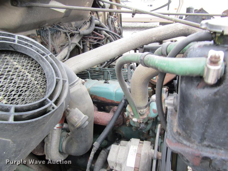 image for item DC4339 1994 International 4900 bucket truck