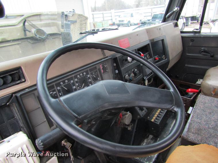 image for item DC4339 1994 International 4900 bucket truck