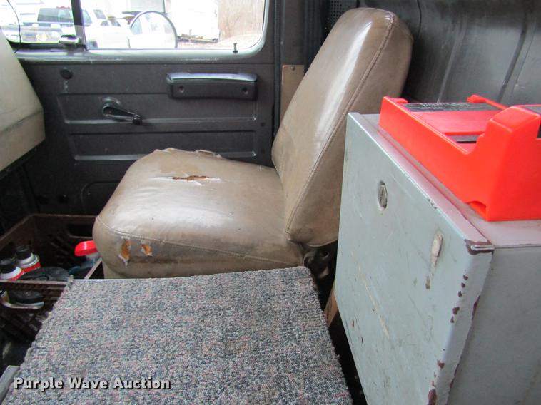 image for item DC4339 1994 International 4900 bucket truck