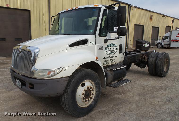 image for item DC5561 2005 International DuraStar 4300 truck cab and chassis