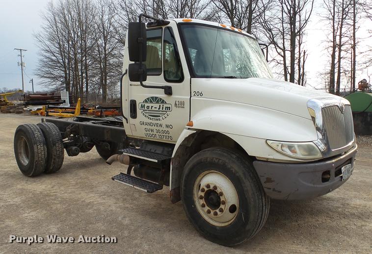 image for item DC5561 2005 International DuraStar 4300 truck cab and chassis