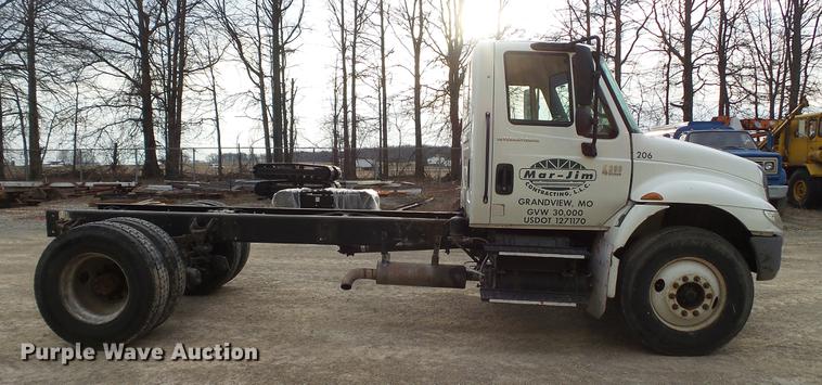 image for item DC5561 2005 International DuraStar 4300 truck cab and chassis