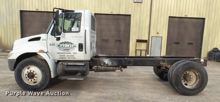 image for item DC5561 2005 International DuraStar 4300 truck cab and chassis