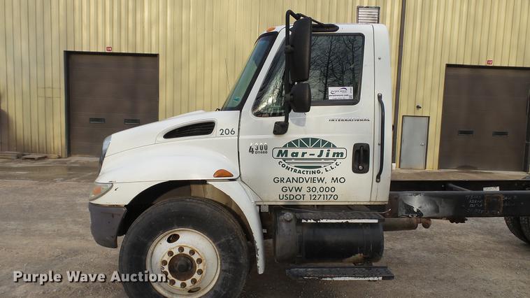 image for item DC5561 2005 International DuraStar 4300 truck cab and chassis