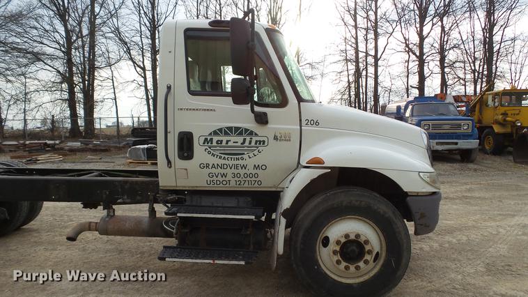 image for item DC5561 2005 International DuraStar 4300 truck cab and chassis