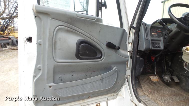 image for item DC5561 2005 International DuraStar 4300 truck cab and chassis