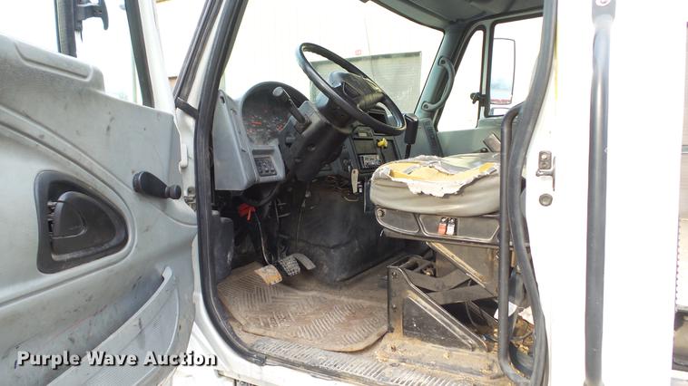 image for item DC5561 2005 International DuraStar 4300 truck cab and chassis