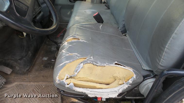 image for item DC5561 2005 International DuraStar 4300 truck cab and chassis