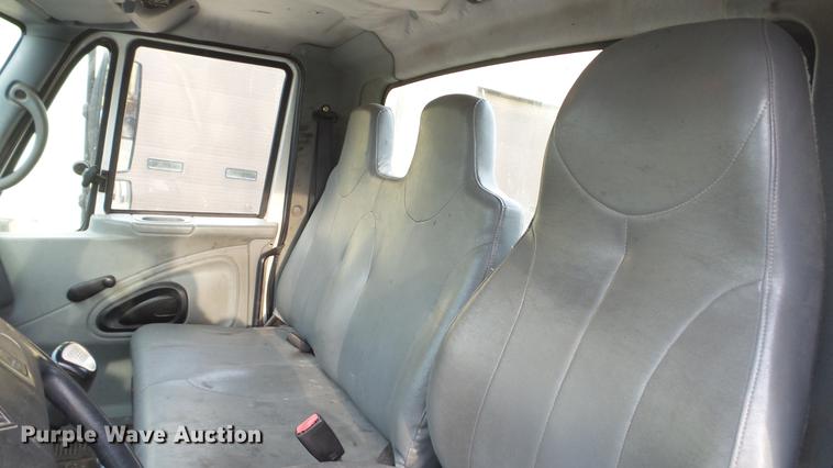 image for item DC5561 2005 International DuraStar 4300 truck cab and chassis