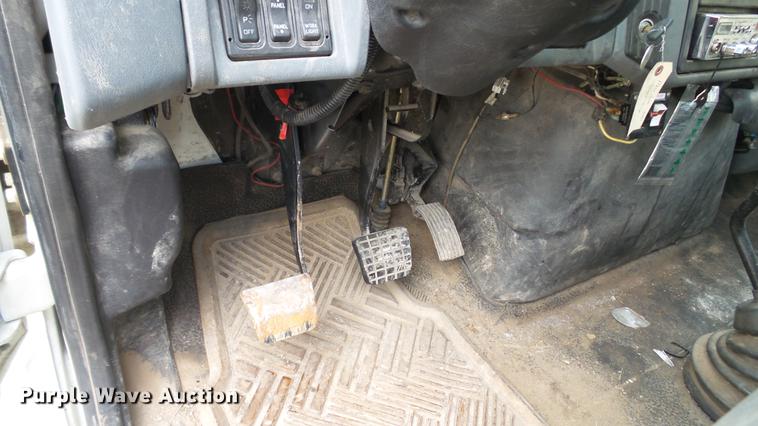 image for item DC5561 2005 International DuraStar 4300 truck cab and chassis