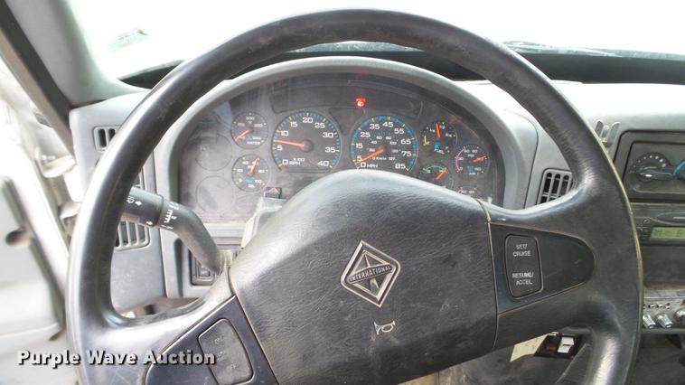 image for item DC5561 2005 International DuraStar 4300 truck cab and chassis