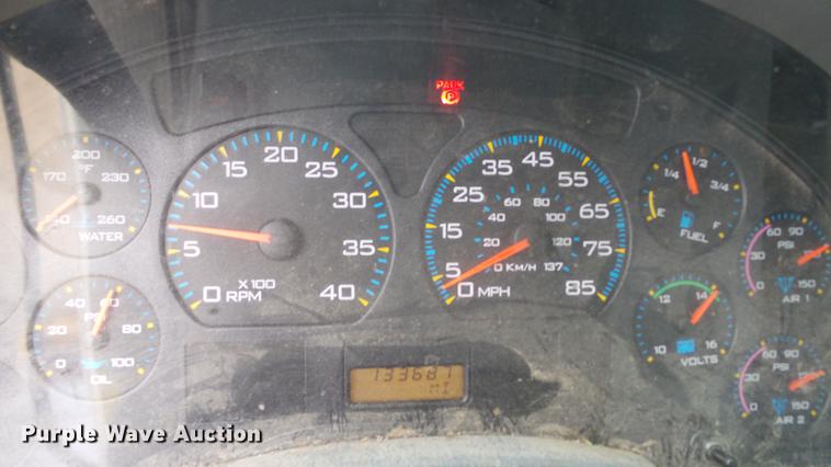 image for item DC5561 2005 International DuraStar 4300 truck cab and chassis