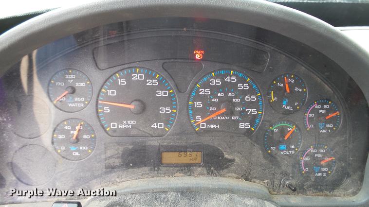 image for item DC5561 2005 International DuraStar 4300 truck cab and chassis