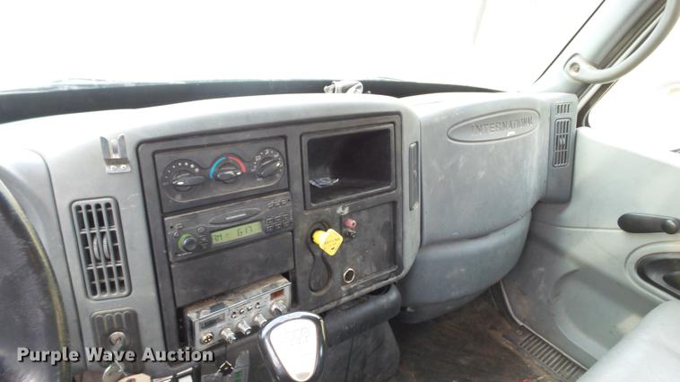 image for item DC5561 2005 International DuraStar 4300 truck cab and chassis