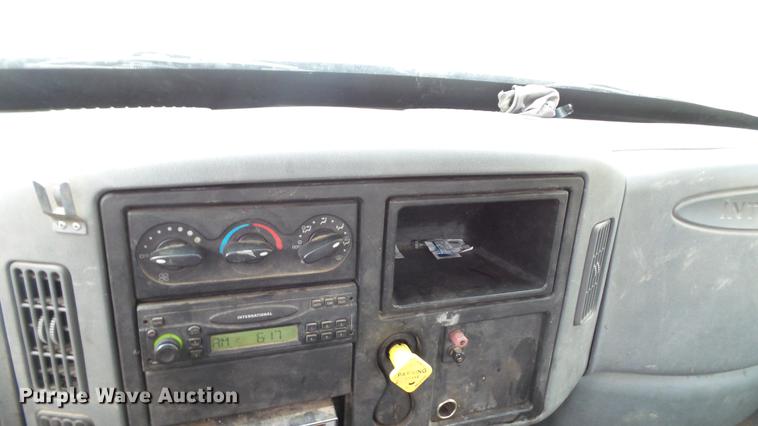 image for item DC5561 2005 International DuraStar 4300 truck cab and chassis