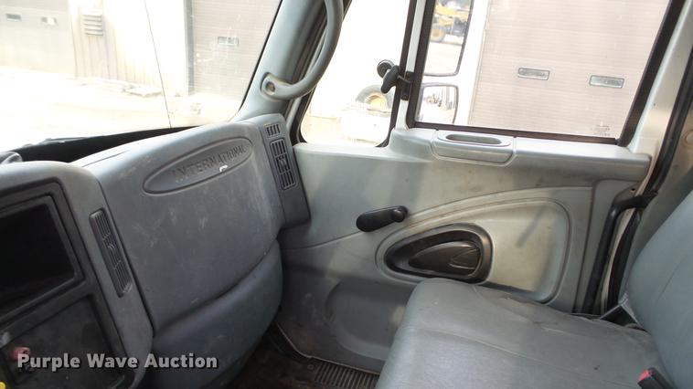 image for item DC5561 2005 International DuraStar 4300 truck cab and chassis