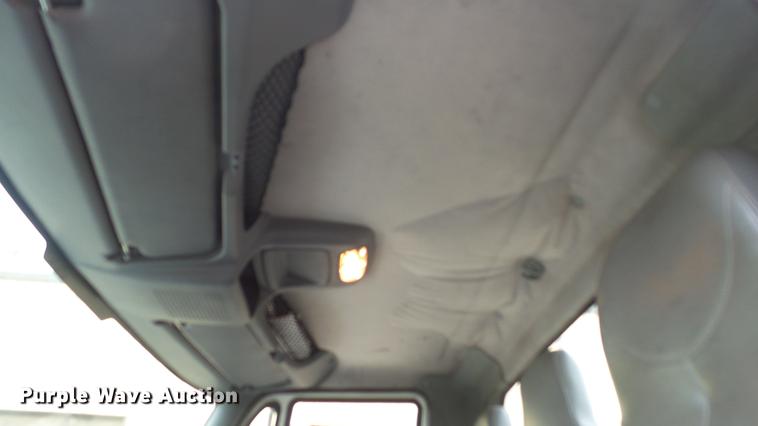 image for item DC5561 2005 International DuraStar 4300 truck cab and chassis