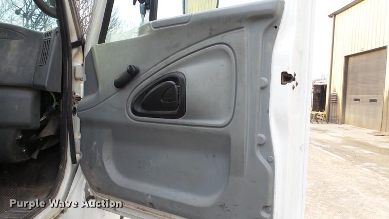 image for item DC5561 2005 International DuraStar 4300 truck cab and chassis
