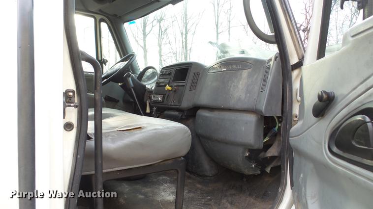image for item DC5561 2005 International DuraStar 4300 truck cab and chassis