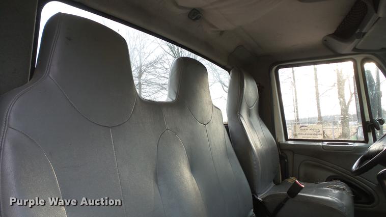 image for item DC5561 2005 International DuraStar 4300 truck cab and chassis