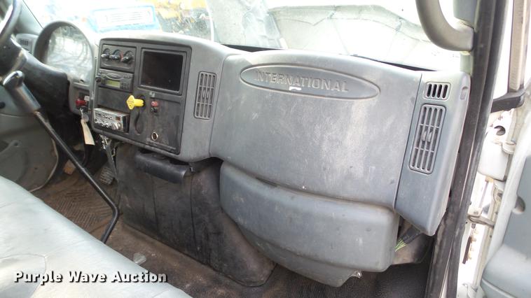 image for item DC5561 2005 International DuraStar 4300 truck cab and chassis