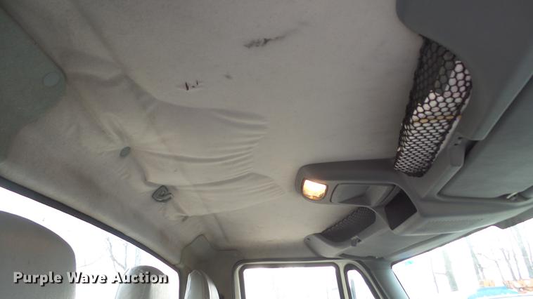 image for item DC5561 2005 International DuraStar 4300 truck cab and chassis