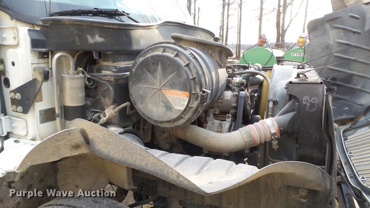 image for item DC5561 2005 International DuraStar 4300 truck cab and chassis