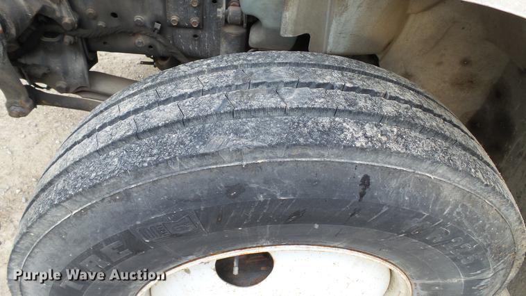 image for item DC5561 2005 International DuraStar 4300 truck cab and chassis