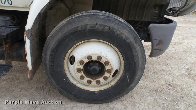 image for item DC5561 2005 International DuraStar 4300 truck cab and chassis