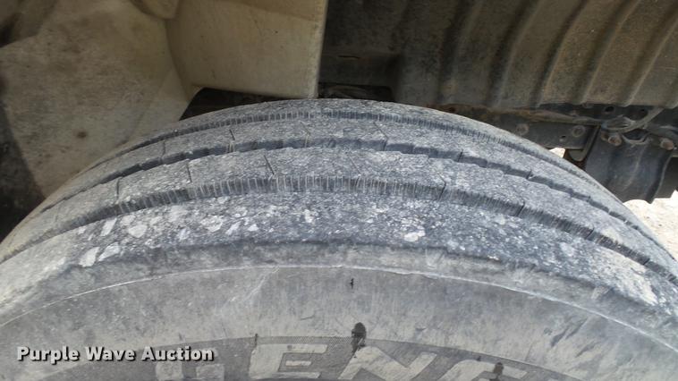 image for item DC5561 2005 International DuraStar 4300 truck cab and chassis