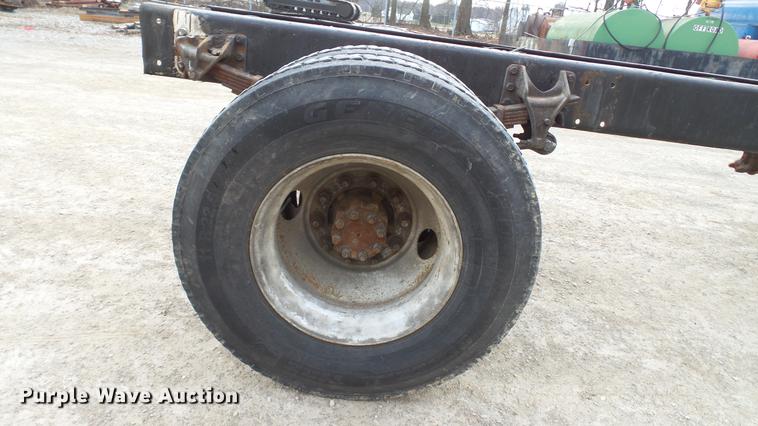 image for item DC5561 2005 International DuraStar 4300 truck cab and chassis