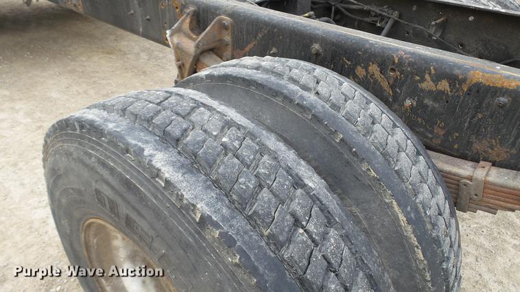 image for item DC5561 2005 International DuraStar 4300 truck cab and chassis