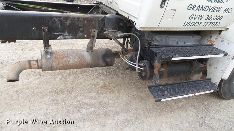 image for item DC5561 2005 International DuraStar 4300 truck cab and chassis