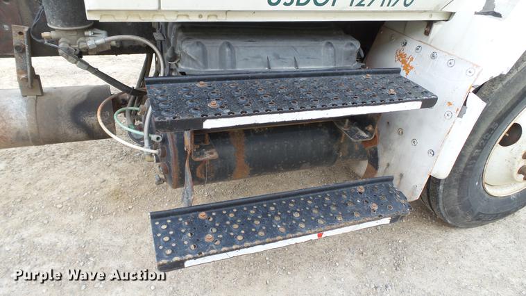 image for item DC5561 2005 International DuraStar 4300 truck cab and chassis