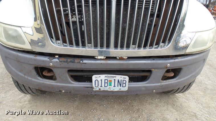 image for item DC5561 2005 International DuraStar 4300 truck cab and chassis