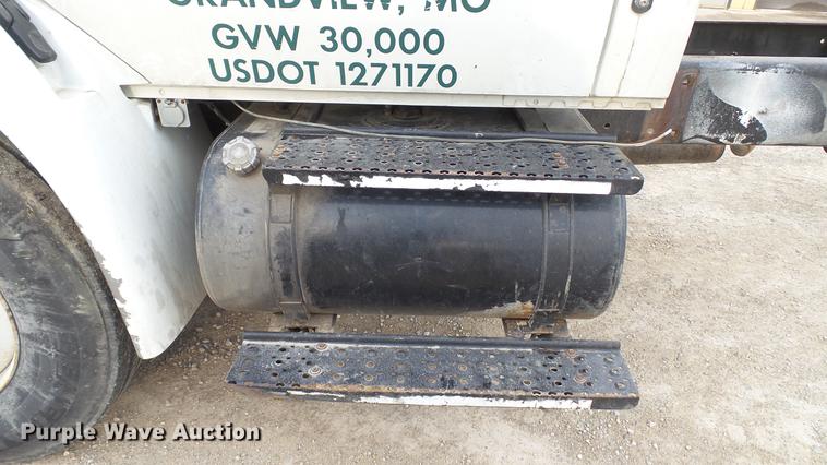 image for item DC5561 2005 International DuraStar 4300 truck cab and chassis