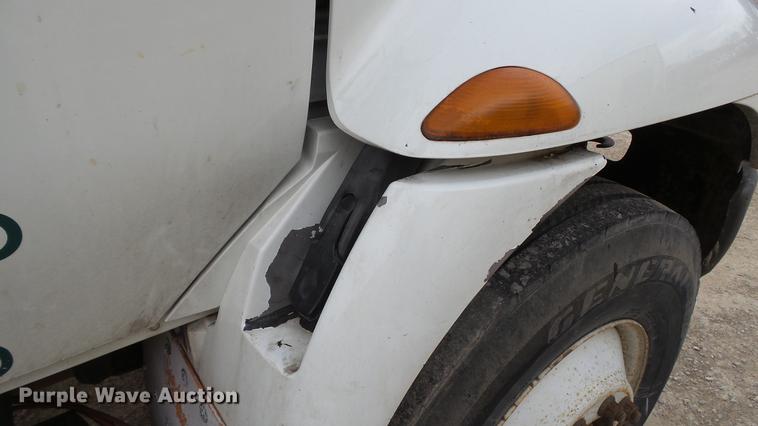 image for item DC5561 2005 International DuraStar 4300 truck cab and chassis