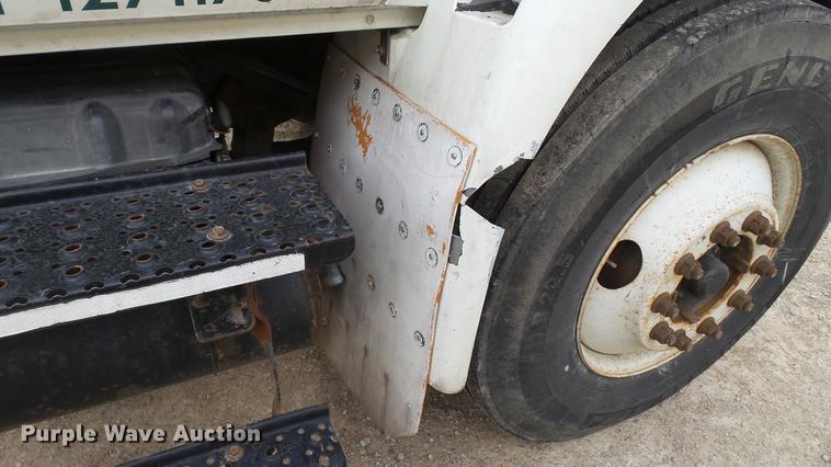 image for item DC5561 2005 International DuraStar 4300 truck cab and chassis