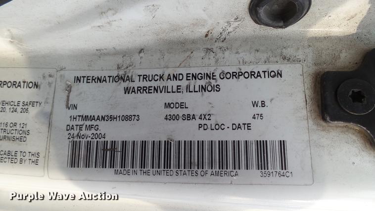 image for item DC5561 2005 International DuraStar 4300 truck cab and chassis